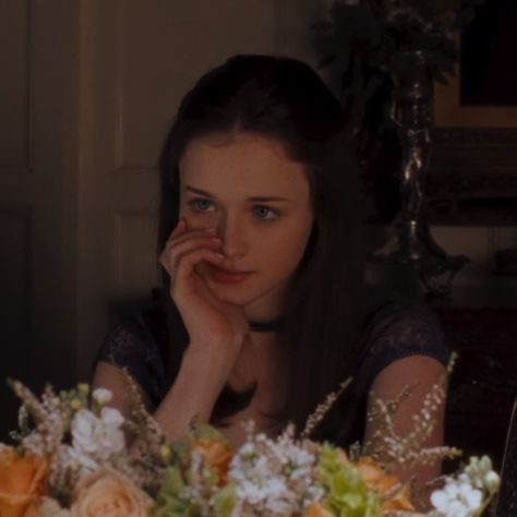 #rory #rorygilmore #gilmoregirls #alexisbledel #starshollow #2000s #hartford Rory Gilmore Style, Team Logan, Jess Mariano, Alexis Bledel, Lorelai Gilmore, Stars Hollow, Movies And Series, Rory Gilmore, Chuck Norris