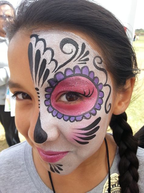 girl calavera Halloween Schminke, Sugar Skull Face Paint, Halloween Makeup For Kids, Bodysuit Tattoos, Halloween Makeup Sugar Skull, Skull Face Paint, Halloween Make-up Looks, Sugar Skull Face, The Mask Costume