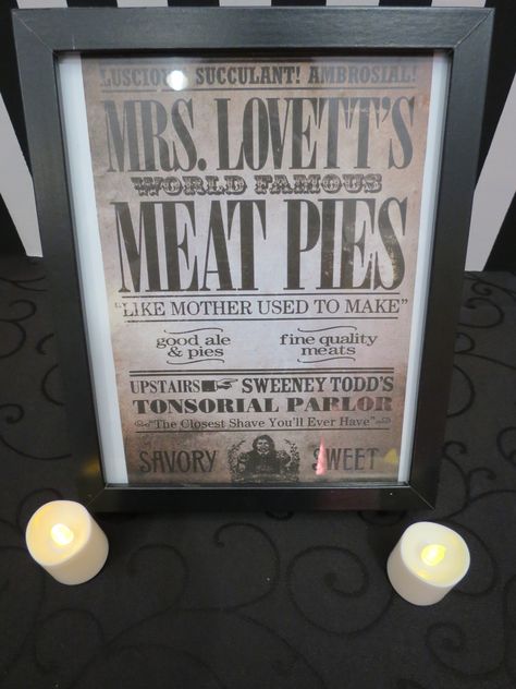 Tim Burton Sweeney Todd Mrs Lovett's meat pies Tim Burton Decor, Tim Burton Party, Halloween Juice, Tim Burton Style, Meat Pies, Sweeney Todd, Mad Tea Party, Birthday Party 21, Alice In Wonderland Party