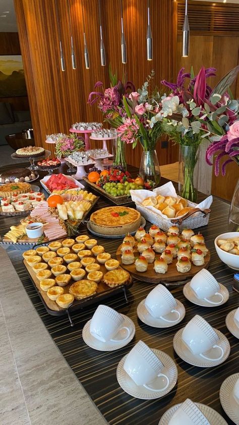 Buffet Fingerfood Ideas, Brunch Ideas Decoration Table Simple, Coffe Breake Ideias, Brunch Party Aesthetic, Bruch Idea, Coffee Break Ideas, Mesa Brunch, Cafe Colonial, Coffee Break Catering