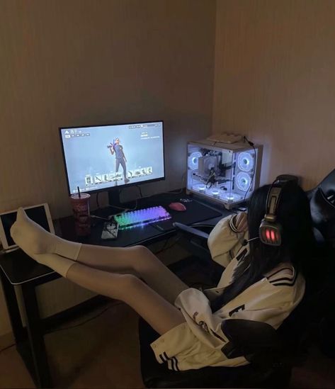 Aesthetic People, Japanese Aesthetic, Poses For Photos, Gaming Aesthetic Girl, Gamer Girl Aesthetic, Fireworks Pictures, Bedroom Setup, Teen Life Hacks, Gaming Room Setup