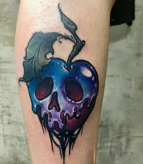 Poison Apple Tattoo, Disney Inspired Tattoos, Halloween Tattoos Sleeve, Disney Sleeve Tattoos, Apple Tattoo, Tattoo Apprenticeship, Poison Apple, Spooky Tattoos, Tatuaje A Color