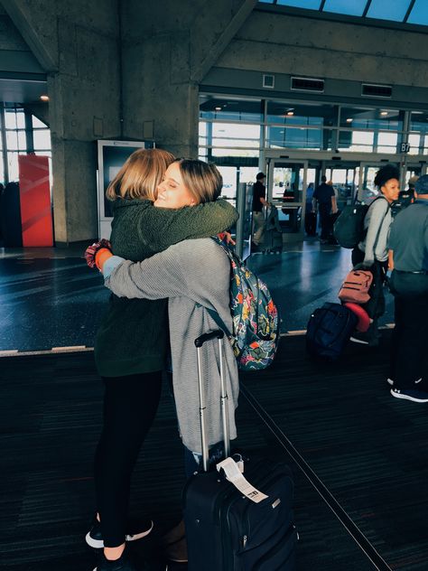 airport reunited best friends airport travel Reunion Aesthetic Hug, Airport Hugs Friends, Best Friend Reunion, Airport Meeting Friends, Airport Photos Friends, Best Friends Reunited, Best Friends Airport, Friend Airport Aesthetic, Airport Reunion