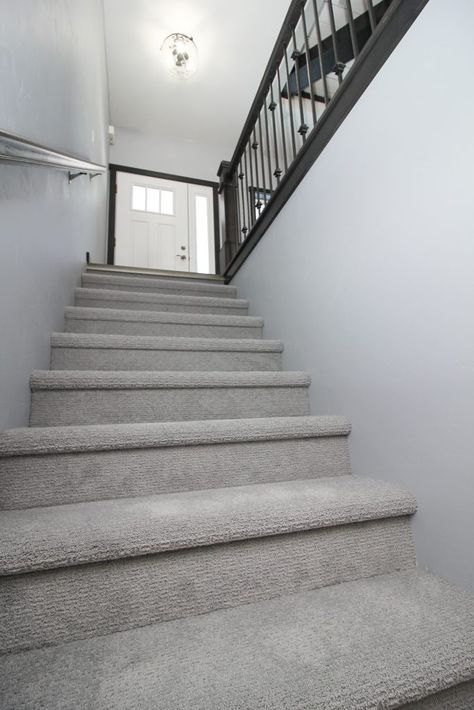 Grey Textured Carpeted Staircase Gray Carpet Stairs, Staircase Rug, Enclosed Staircase, Stairway Carpet, Light Gray Carpet, Carpet Staircase, Basement Carpet, Painting Carpet, Grey Floor Tiles