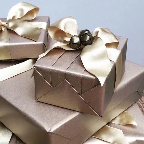 Creative Corporate Gifts, Cute Gift Wrapping Ideas, Wrapped Presents, Elegant Gift Wrapping, Desain Pantry, Gift Wrapping Techniques, Gift Wrapping Inspiration, Gift Wrapping Ideas, Gifts Wrapping Diy