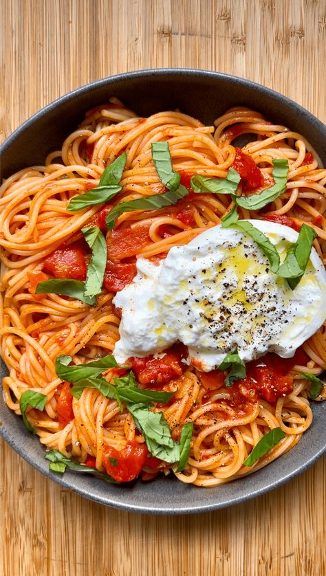 Spaghetti Pomodoro with Burrata Buratta Pasta Recipes, Burrata Pasta Recipe, Burrata Spaghetti, Pomodoro Spaghetti, Tomato Pasta Recipes, Pasta Burrata, Pasta With Burrata, Pomodoro Pasta, Spaghetti Pomodoro