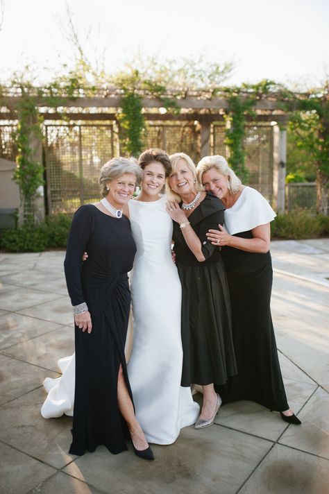 Mother Daughter Wedding Photos, Mother Daughter Wedding, Brides Mom, Family Wedding Photos, Bride Pictures, Wedding Picture Poses, Wedding Photos Poses, Bride Photo, Family Wedding