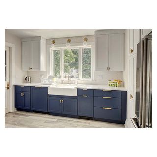 Two-toned kitchen (navy + white) - Modern - Kitchen - New York - by Tracey Stephens Interior Design Inc | Houzz Kitchen Navy, Poolhouse Bar, Dining Room Pantry, Kitchen New York, Two Tone Kitchen, Renovation Costs, Backyard Porch, Energy Efficient Homes, White Modern Kitchen