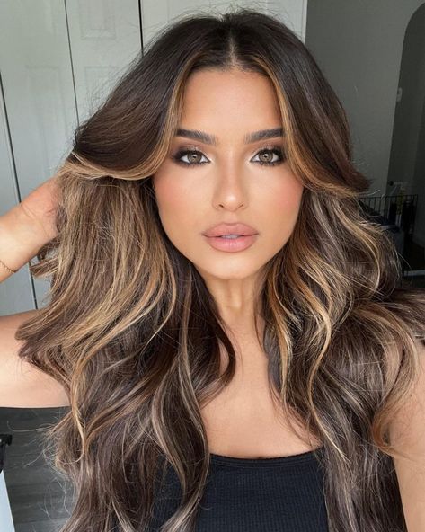 Fall Hair Colors 2024: Trends, Highlights, and 27 Ideas for Brunettes and Blondes Highlights 2024, Spring Hair Color Trends, Brunettes Highlights, Fall Hair Color Trends, Hot Hair Colors, Spring Hair Color, Spring Hair, Brunette Balayage Hair, Brunette Highlights