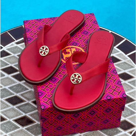 New Tory Burch Benton Tong Sandals Flats Authentic Size 8 Material : Leather Include With Box Tory Burch Black Sandals, Logo Flip Flops, Jelly Flip Flops, Size 11 Women Shoes, Miller Sandal, Tory Burch Sandals, Sandals Flats, Tory Burch Miller, Jelly Sandals