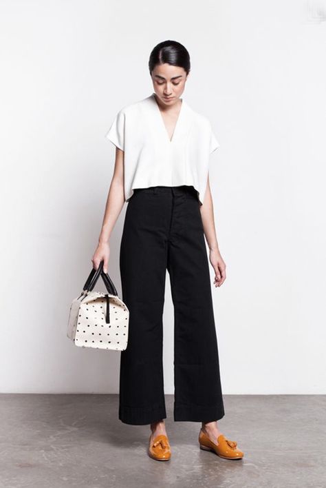 The Wide Leg Pants with Flats Trend—a Super Fashion Forward Trend for Super Hot Days Street Mode, Minimalist Moda, Black And White Outfit, Mode Kimono, Style Casual Chic, Sailor Pants, Black Cropped Pants, Cooler Look, Mode Inspo