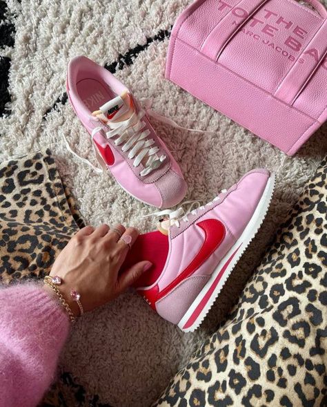 Pink Cortez Outfit, Nike Cortez Outfit, Nike Cortez Women, Pink Shoes Outfit, Nike Cortez Shoes, Cortez Shoes, Nike Shoes Women Fashion, Trainers Outfit, Dr Shoes