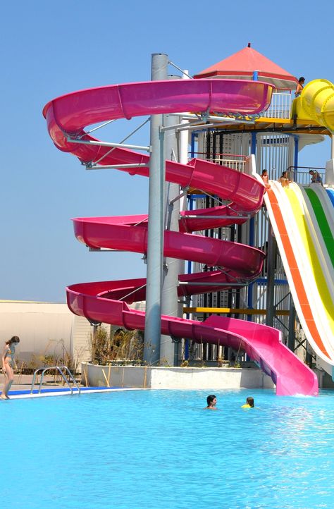 Water Park Slide, Cool Water Slides, Water Park Ideas, Big Water Slides, Fun Water Parks, Water Park Rides, Lazy River Pool, Pool House Decor, Great Vacation Spots