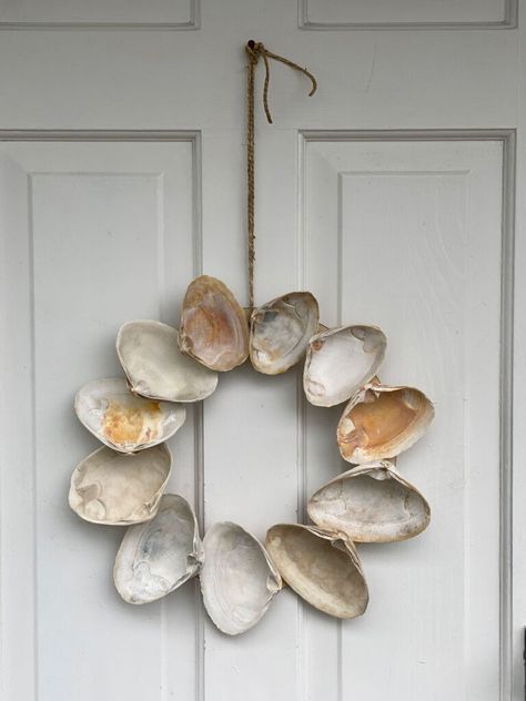 Freshwater Clam Shell Crafts, Clam Decorations, Clam Shell Wreath, Clam Shell Art Projects, Large Clam Shell Crafts, Diy Shell Wreath, Shells Diy Crafts, Whelk Shell Crafts, Oyster Wreath Diy