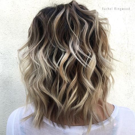 Medium Dark Brown Hair With Blonde Balayage Pelo Ondulado Natural, Medium Dark Brown Hair, Brown Hair With Blonde Balayage, Blond Highlights, Shag Hair, Medium Shag, Medium Shag Haircuts, Balayage Blond, Short Dark Hair