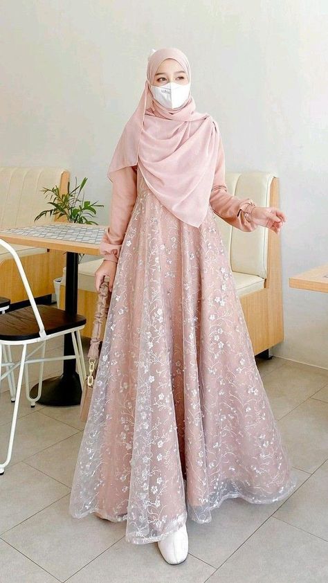 Muslimah Dress Design, Dress Brokat Hijab, Muslimah Fashion Outfits Dresses, Dress Kondangan Hijab, Brukat Dress, Dress Brokat Modern, Dress Muslim Modern, Fesyen Islam, Islamic Fashion Dresses