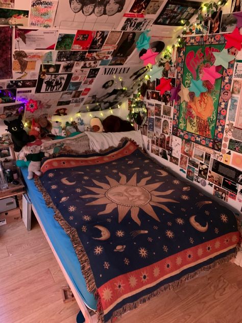 90s Teenage Room Aesthetic, 90s Witch Aesthetic Room, Small Bedroom Grunge, Y2k Bed Sheets, 2000s Grunge Bedroom, Grunge Bed Ideas, Grunge Bedsheets, Clean Grunge Room, 2000s Bedroom Aesthetic Grunge