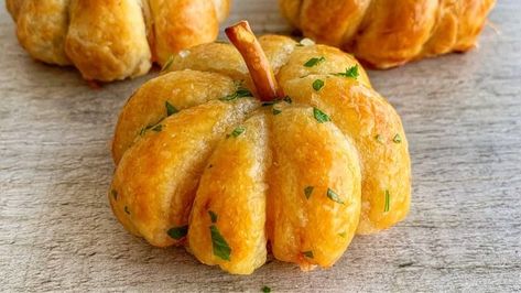 Pumpkin Pizza Balls, Pumpkin Pizza Bites, Pizza Pumpkin Balls, Pizza Pumpkin, Pumpkin Shaped Pizza Bites, Pizza Stuffed Pumpkins, Cheese Ball Pumpkin Shaped, Cheese Ball Shaped Like A Pumpkin, Cheese Ball In Shape Of Pumpkin