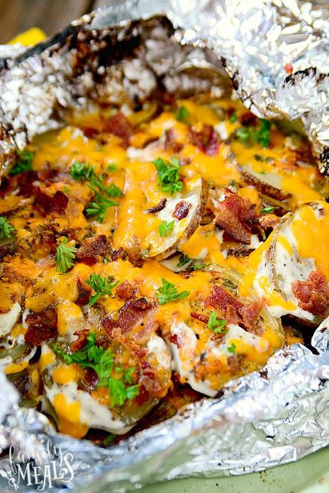 Potatoes Grill, Best Mac And Cheese Recipe Easy, Grilling Meals, Grilled Foil Packets, Foil Packet Potatoes, Grilled Bacon, Bacon Potatoes, Chicken Foil Packets, Best Mac N Cheese Recipe