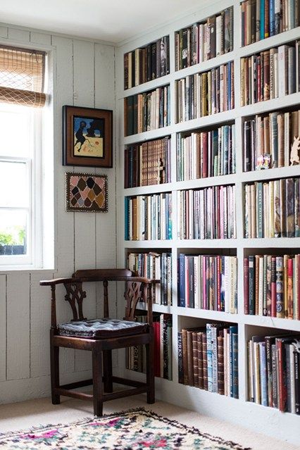 If you have a blank wall what better way to give it life than sturdy built-in bookshelves, like these in the home of gallerist Rebecca Hossack. Note the way that the size of the shelves subtly increases, so that small light books snugly fill the top, while the largest, heaviest tombs have ample room at the bottom. Bookshelf Ideas Living Room, Lots Of Books, Home Libraries, Built In Bookcase, Boho Interior, Home Library, Book Shelf, My New Room, Built Ins