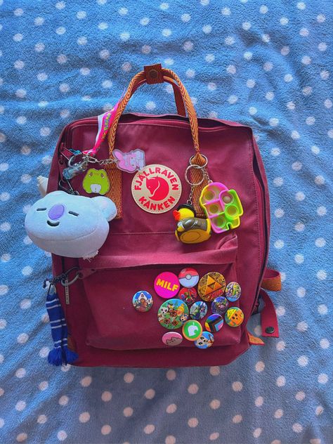 Decorated Kanken Backpack, Pins On Bag Aesthetic, Kanken Decoration, Pins On Bag, Pins On Backpack, Bag With Pins, Decorated Backpack, Decorated Bag, Backpack With Pins