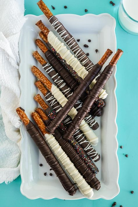 Pretzel Business, Quick Easy Christmas Treats, Chocolate Covered Pretzels Recipe, Chocolate Pretzel Rods, Baking Business Ideas, Covered Pretzel Rods, Pretzel Toffee, Chocolate Covered Pretzel, Back Deck Decorating Ideas