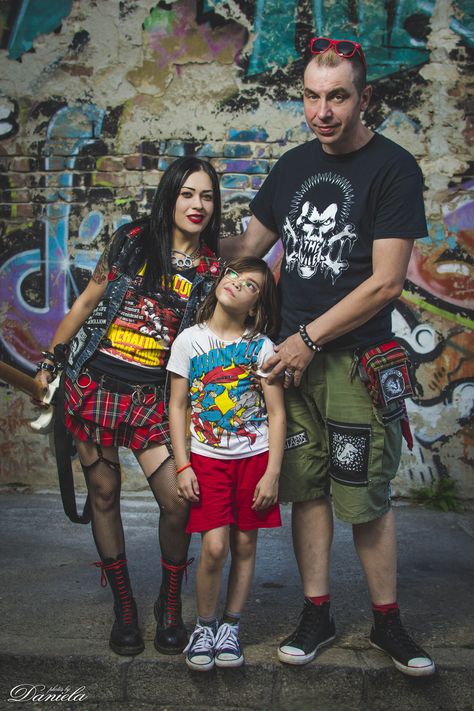 Punk family, Photos by Daniela, Daniela Zmajević Punk Rock Family Photoshoot, Punk Family Photos, Alt Family Pictures, Alternative Family Photoshoot, Goth Family Photos, Goth Parents, Punk Family, Punk Mom, Skateboard Aesthetic