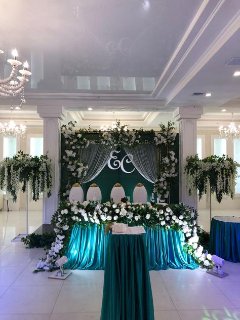 Emerald Green Quinceanera Backdrop, Emerald Green Quinceanera Theme Backdrop, Quince Court Table Green, Emerald Green Quince Tables, Main Table Quinceanera Emerald Green, Emerald Green Quince Backdrop, Emerald Green Quinceanera Main Table, Quinceanera Main Table Ideas Emerald Green, Enchanted Forest Theme Quinceanera Main Table