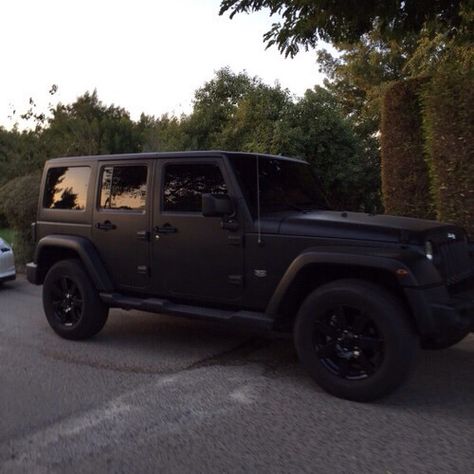 Black Jeep Wrangler, Luxury Cars Range Rover, Black Jeep, Girly Car, Dream Cars Jeep, Car Goals, Good Year, Jeep Cars, Jeep Truck