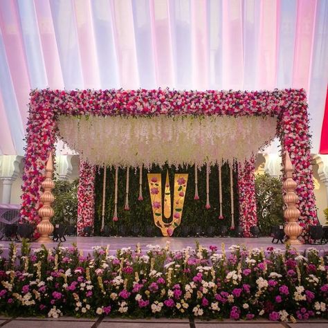 Telugu Mandap Decor, Telugu Wedding Stage Decoration, Wedding Lawn Decorations Indian, Telugu Engagement Decor, Telugu Wedding Decor, Telugu Wedding Mandap, Pelli Mandapam Decoration Telugu, Telugu Wedding Decoration, Mandapam Decoration Marriage