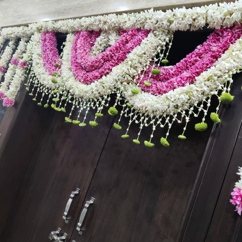 Main Door Decor, Wedding Entrance Decoration, Entrance Decoration Ideas, Flower Toran, Mandap Seating, Beach Mandap, Ganesha Artwork, Wedding Gate, Flower Bouquet Vase