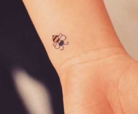 Bee Tattoo Meaning, Small Bee Tattoo, Bee Tattoos, Honey Bee Tattoo, Bumble Bee Tattoo, Tattoo Themes, Cute Tattoo, E Tattoo, Bee Tattoo