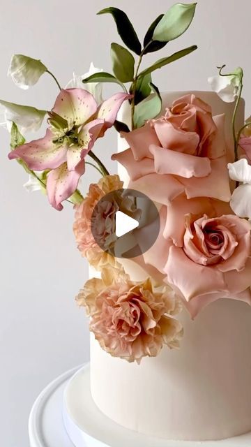 Gum Paste Flowers Cake, Gum Paste Flowers Tutorials, Hot Takes, Sugar Paste Flowers, Sugar Flowers Tutorial, Fondant Flower Tutorial, Wafer Paper Flowers, Flowers Tutorial, Gum Paste Flowers