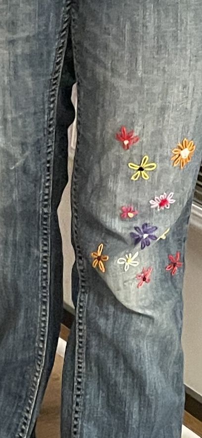 Flower Patches On Jeans, Jeans With Flower Patches, Sowing Designs On Pants, Flower Patch Jeans, Iron On Patches Jeans, Patched Up Jeans, Cute Embroidered Jeans, Flower Embroidery Pants, Iron On Patch Jeans