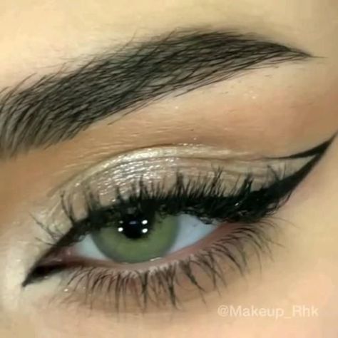 Eye Makeup Ideas For Green Eyes, Make Up Yeux Vert, Makeup Rhk, Cat Eye Eyeliner, Tutorial Eyeliner, Cute Eye Makeup, Makeup Tutorial Eyeliner, Swag Makeup, Eye Makeup Pictures