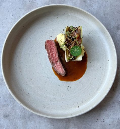 https://www.lacarne.nl/recept-sous-vide-rundvlees-biefstuk-chateaubriand Beef Cauliflower, Pommes Anna, Anchovy Sauce, Dairy Cow, Dairy Cows, Chef Life, Anchovies, St George, Food Presentation