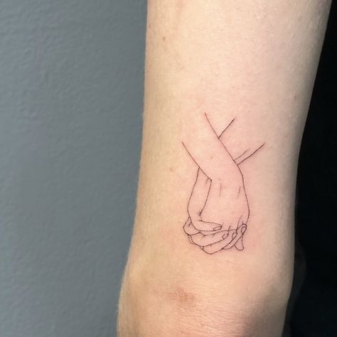 hands tattoo Hands Tattoo Drawing, 2 Hands Tattoo, Two Hands Tattoo, Hand Holding Tattoo, Tattoo Sonne, Hands Tattoo, Tattoo Zeichnungen, 2 Hands, Tattoo Hand