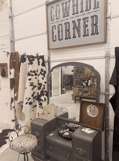 #western #westernstyle #westernaesthetic #radvibes #punchy #cowhide Western Theme Office Decor, Western Themed Airbnb, Western Boutique Decor Ideas, Western Salon Suite, Western Cosmetology, Western Boutique Decor, Western Closet Ideas, Ranch Glam Decor, Western Hair Salon