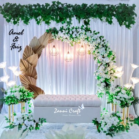 Dekor Pernikahan Simple, Backdrop Lamaran, Dekor Lamaran, Reception Theme, Babyshower Decor, Decoration Engagement, Engagement Decoration, Simple Stage Decorations, Engagement Decor