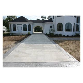 Stamped Concrete Walkway - Traditional - Garage - Cincinnati - by Decorative Concrete and Resurfacing, LLC | Houzz Modern Stamped Concrete Driveway, Concrete And Paver Driveway, Stamped Concrete Border, Stamped Concrete Driveway Ideas, Colored Concrete Patio, Brick Paver Driveway, Stamped Concrete Walkway, Patio Ideas Decor, Concrete Front Porch