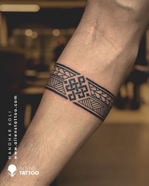 Geometric Arm Band Tattoo for men at Aliens Tattoo India
Visit the link given below to see our more Geometric Tattoos.
https://www.alienstattoo.com/geometric-tattoo-ideas Hand Band Tattoo, Bracelet Tattoo For Man, Viking Tattoos For Men, Aliens Tattoo, Stammestattoo Designs, Tato Maori, Armband Tattoos For Men, Wrist Band Tattoo, Band Tattoos For Men