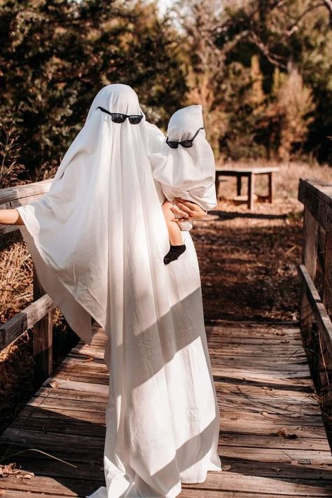 Baby Ghost Photoshoot, Pumpkin Head And Ghost Photoshoot, October Photoshoot Ideas Family, Ghost Photoshoot Kids, Ghost Family Photoshoot, Best Friend Ghost Photoshoot, Halloween Theme Photoshoot, Spooky Season Photoshoot, October Photoshoot Ideas