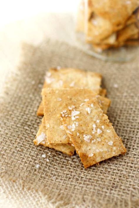 Homemade Wheat Crackers, Crackers Gluten Free, Gluten Free Cracker Recipe, Oat Crackers, Wheat Crackers, Gluten Free Crackers, Wheat Thins, Vegan Oatmeal, Easy Oatmeal