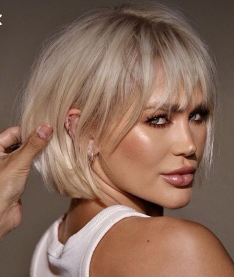 Bobbed Hair With Fringe, Blond Short Bob Hairstyles, Blond Bob With Bangs, Short Blonde Bob With Bangs, Bobs With Fringe, Jungle Braids, Blonde Bob With Fringe, Short Hair With Bangs Hairstyles, Fringe Bob Haircut