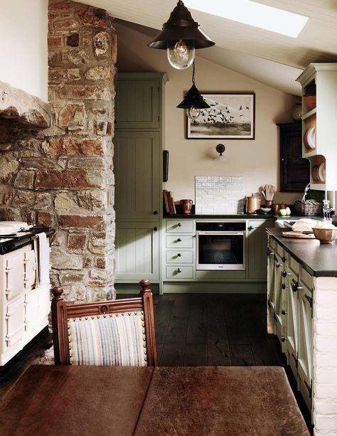 Small Cottage Interiors, Casa Country, Cottage Inspiration, Cottage Interior, Bedroom Remodel, Cottage Kitchens, Green Cabinets, Cottage Interiors, Small Cottage