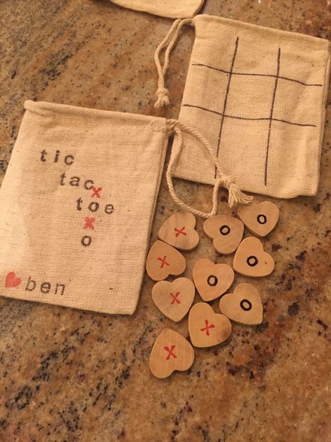 DIY Valentine's Day TIC TAC TOE board for your pre-schooler Children as young as 3 years of age can play this game, focusing on simply getting three in a row and both being winners.  It is also a great little game to keep in your purse for when on the go and needing entertainment for you kiddos! X And O Game, Tic Tac Toe Board, Diy Valentine's Day, Diy Games, Love Days, Tic Tac Toe, Valentine's Day Diy, Family Day, Tic Tac