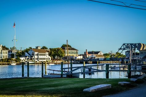 15 Best Things to Do in Groton (CT) - The Crazy Tourist Groton Connecticut, Mystic Aquarium, Connecticut Travel, Mystic Seaport, Thames River, Mystic Ct, Mystic River, Bucket List Vacations, Coastal Town