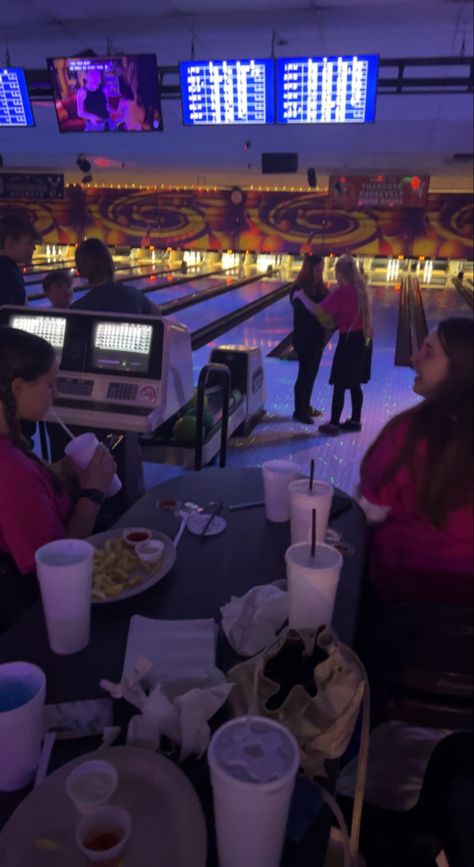 Birthday Party Bowling, Hangout Ideas, 15th Birthday Party Ideas, Birthday Pic, Bowling Birthday Party, 18th Bday, Bowling Party, Birthday Inspo, 13th Birthday Parties