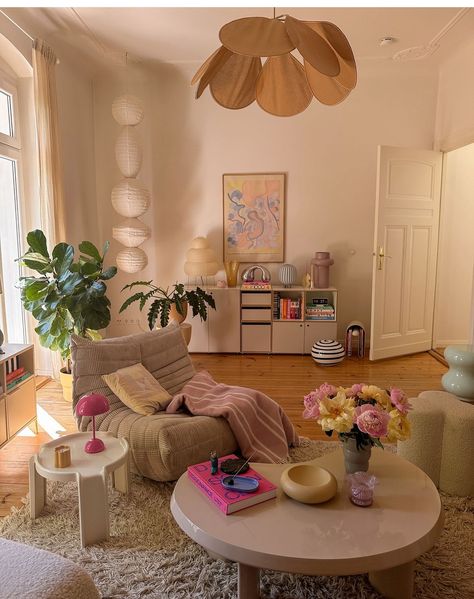 Student Room Aesthetic Ideas, Pretty Living Room Aesthetic, Electric Room Aesthetic, 70s Interior Design Living Room, Chill Apartment Vibes Living Room, Colorful Minimalist Apartment, Appartment Interiors Aesthetic, Aesthetic Appartement, Eclectic Maximalism Bedroom