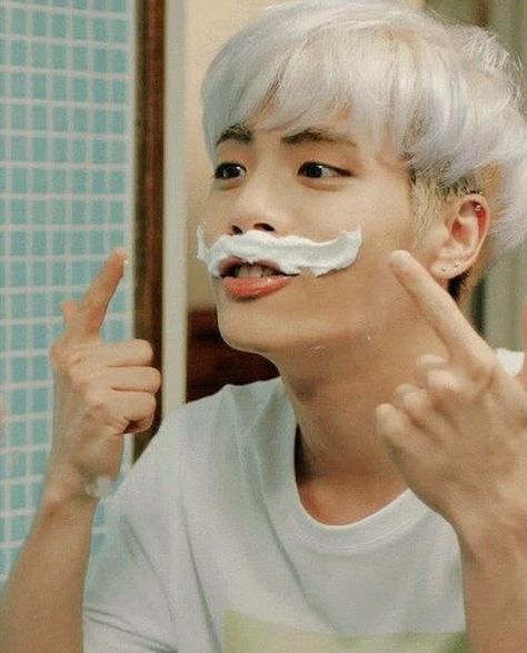 O nosso querido jonghyun virou um anjinho fofo e lindo  E hoje ganhamos mais uma estrelinha no céu linda e brilhante ele se foi e ficou apenas as saudades meus pêsames para todas as fãs sua Onew Jonghyun, Shinee Jonghyun, Young K, Kim Kibum, Got7 Jackson, Jackson Wang, Vixx, Korean Pop, Kpop Boy